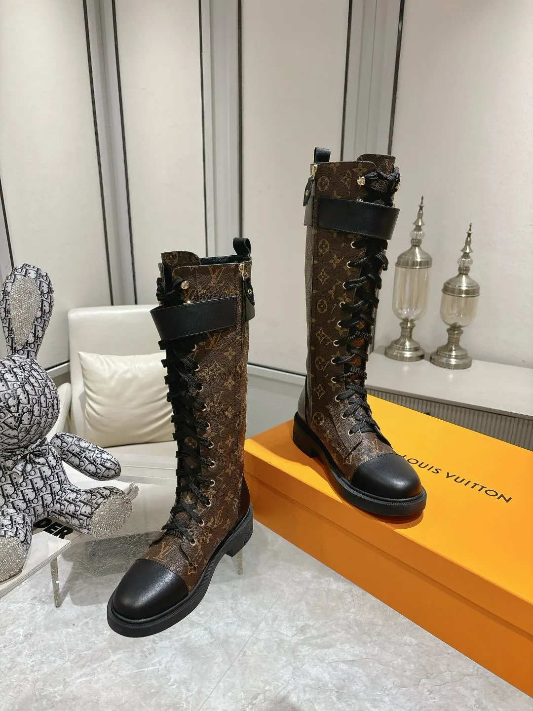 👟👟Ex-factory price 720👟👟 Louis Vuitton Louis Vuitton 2024 autumn and winter high-end customization, catwalk style of major celebrity Internet celebrities, century-old classic, exquisite craftsmanship, comfortable on the feet, side zipper design for easy putting on and taking off. This Citizen flat boots are made of smooth cow leather to demonstrate military style, and the adjustable strap embellished with the LV Capucines logo pays tribute to the Capucines handbag. The LV monogram embossed on the heel subtly echoes the Lozine trim of Louis Vuitton’s traditional trunks. Fabric: Full-grain cowhide Lining: Cowhide Buckle: Original molded outsole Original molded Color: Black Brown Code number 36 to 40 (41 to 42 can be customized and non-refundable) Bosses are welcome to make orders